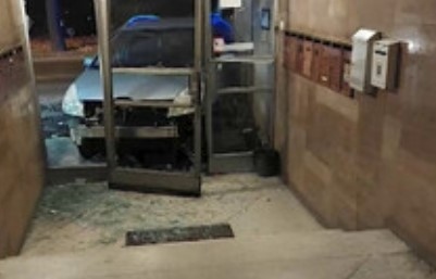 Кола влезе във вход на жилищна кооперация в центъра на